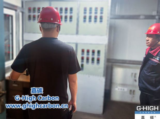 現(xiàn)場(chǎng)負(fù)責(zé)人嚴(yán)謹(jǐn)把關(guān)，確保生產(chǎn)高效安全