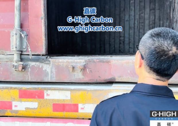 嘉碳裝車人員嚴(yán)格把關(guān)，確保車輛安全入廠